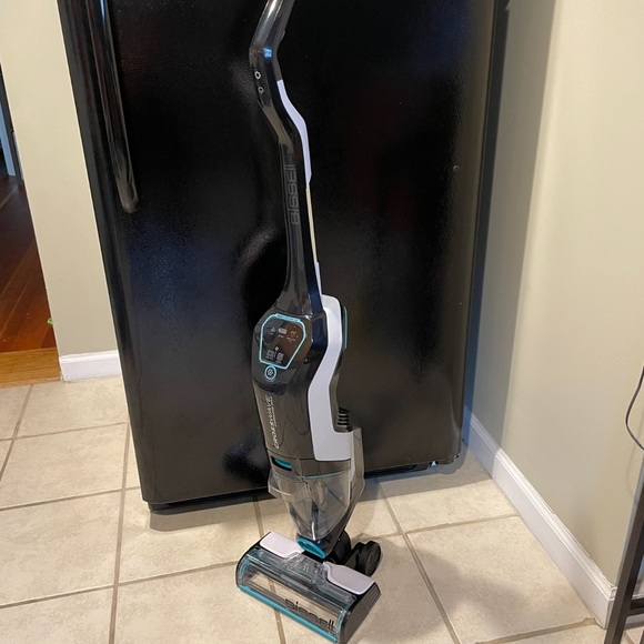 Multi-surface cleaning, cord free, WiFi connected, bagless technology, two tank. - Picture 2 of 7